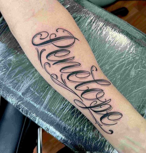 Tatuaggio Scritta Braccio Dettaglio - Soul Skin Ink Tatuaggi Piercing Trucco Permanente Parabiago